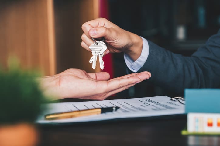 Få hjælp til en købsaftale ved køb af hus og fast ejendom hos en advokat, så du får dine nøgler i rette tid